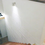 大谷石調の塗り壁のある階段